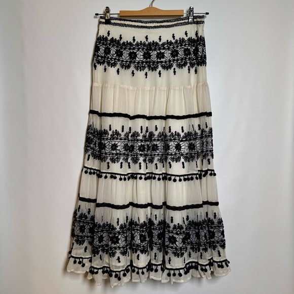 Eᴍʙʀᴏɪᴅᴇʀᴇᴅ Mᴇxɪᴄᴀɴ Sᴛʏʟᴇ sᴋɪʀᴛ ꜰʀᴏᴍ Nᴇɪᴍᴀɴ Mᴀʀᴄᴜs Exᴄʟᴜsɪᴠᴇ - Picture 2 of 14